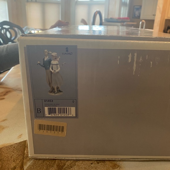 Lladro retired golfing couple original box.  No chips. Excellent condition - Picture 9 of 11